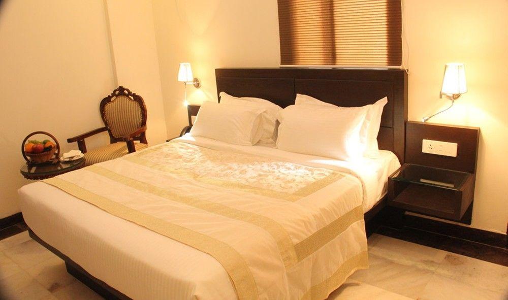 Oyo Flagship Hotel Rudra Palace Agra  Bagian luar foto