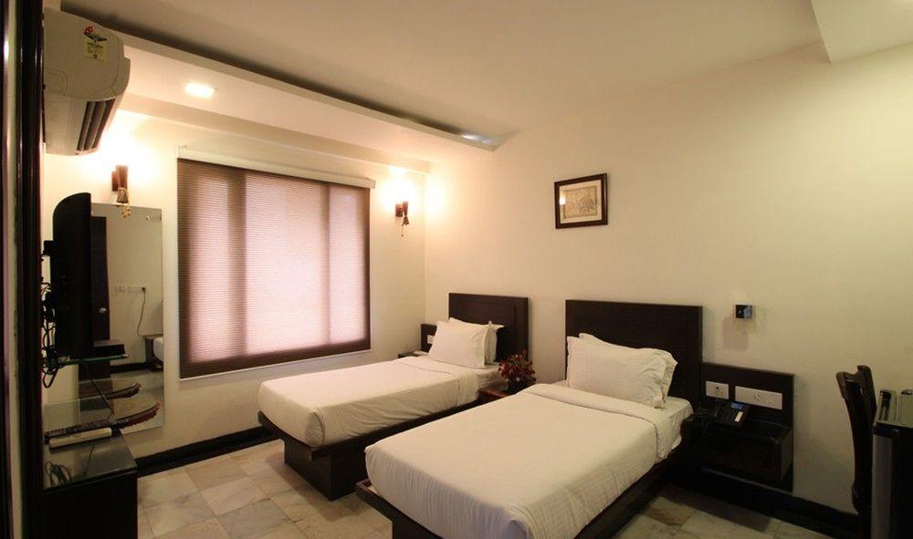 Oyo Flagship Hotel Rudra Palace Agra  Bagian luar foto